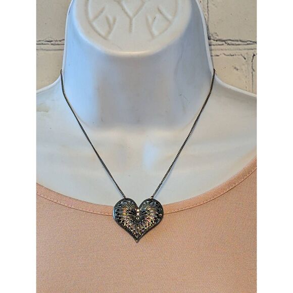 Claire's heart-shaped necklace - Picture 1 of 3